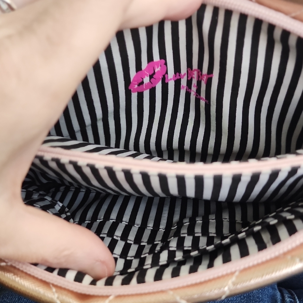 Betsey Johnson Luv Betsey Rose Gold Quilted Heart Cosmetic Bag Tassel - Picture 3 of 8